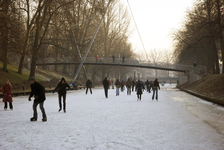 900008 Afbeelding van schaatsers op de bevroren Stadsbuitengracht te Utrecht, ter hoogte van de St. Martinusbrug.